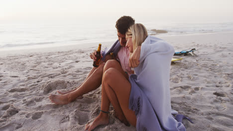 Retrato-De-Una-Pareja-Caucásica-Disfrutando-Del-Tiempo-En-La-Playa