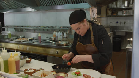 Mujer-Caucásica-Cocinando-En-La-Cocina