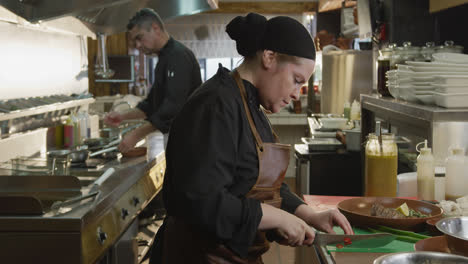 Mujer-Caucásica-Cocinando-En-La-Cocina