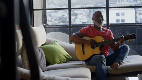 Hombre-Mayor-Tocando-La-Guitarra-En-Casa-4k