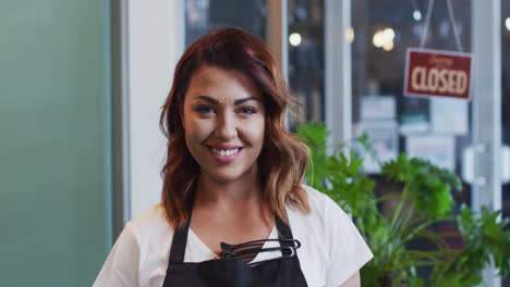 Portrait-of-Female-hairdresser-smiling-at-hair-salon