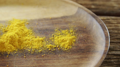 Turmeric-powder-in-spoon-on-a-plate-4k