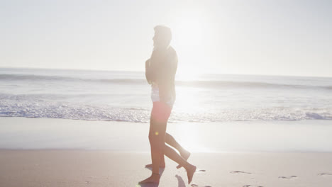 Pareja-Caucásica-Disfrutando-Del-Tiempo-En-La-Playa