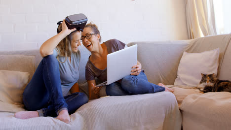 Pareja-De-Lesbianas-Usando-Laptop-En-La-Sala-De-Estar-4k