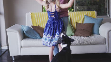 Vista-Frontal-De-Una-Mujer-Caucásica-Bailando-Con-Su-Hija-En-Casa.