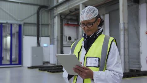 Warehouse-female-worker-working--