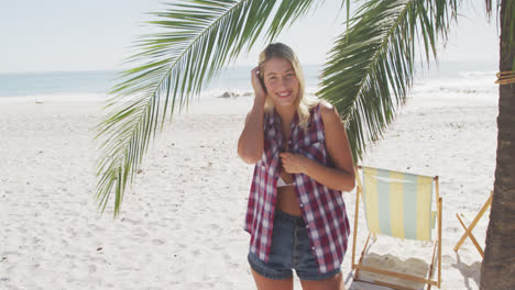 Mujer-Caucásica-Disfrutando-Del-Tiempo-En-La-Playa