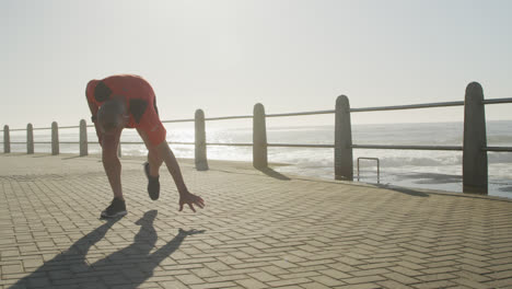 Hombre-Mayor-Tomando-Un-Descanso-De-Correr-En-El-Paseo-Marítimo