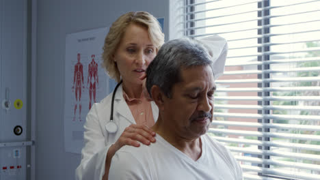 Fisioterapeuta-En-El-Trabajo-En-Un-Hospital.