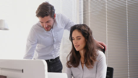 Colleagues-working-together-at-desk-4k