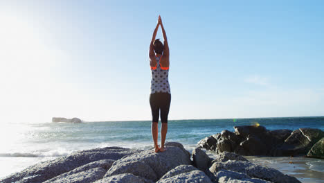 Volleyballspielerin-Macht-Yoga-Am-Strand-4k