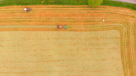 Tractor-De-Máquina-Agrícola-Pesada-Arando-El-Campo-4k