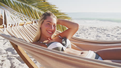 Kaukasische-Frau-Liegt-Auf-Einer-Hängematte-Am-Strand