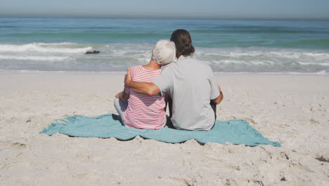 Pareja-Caucásica-Mayor-Disfrutando-Del-Tiempo-En-La-Playa