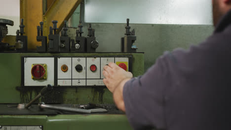 Trabajador-De-Fábrica-Caucásico-Presionando-Un-Botón-Y-Encendiendo-La-Máquina