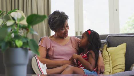 Abuela-Y-Nieta-Pasando-Tiempo-Juntas