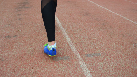 Unterer-Teil-Einer-Sportlerin,-Die-Auf-Einer-Laufstrecke-Läuft,-4k