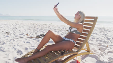 Kaukasische-Frau-Macht-Ein-Selfie-Am-Strand