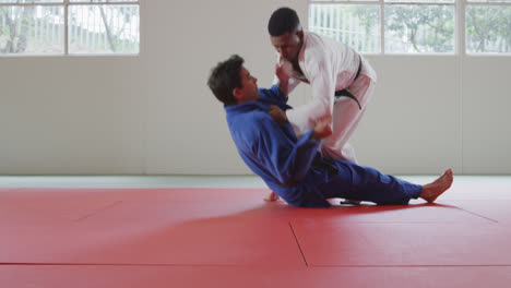 Entrenamiento-De-Judokas-Haciendo-Un-Randori-En-La-Colchoneta-De-Judo.