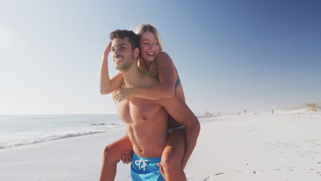 Pareja-Caucásica-Disfrutando-Del-Tiempo-En-La-Playa