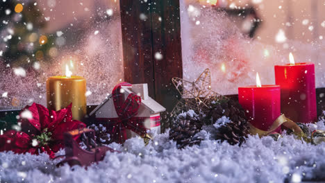 Velas-Y-Decoración-Navideña-Fuera-De-Una-Ventana-Combinadas-Con-Nieve-Que-Cae