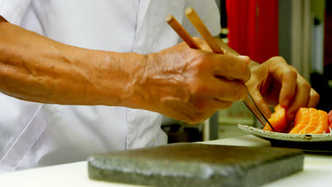 Male-chef-preparing-sushi-in-kitchen-4k