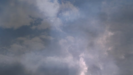 Donner-Am-Himmel-Mit-Wolken