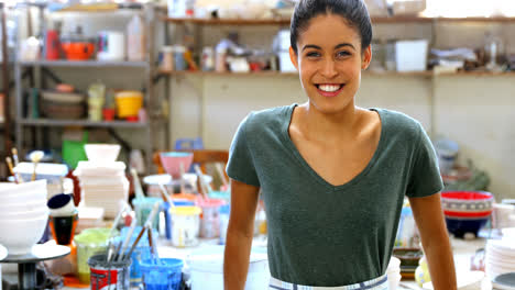 Retrato-De-Mujer-Alfarera-Sonriendo-4k