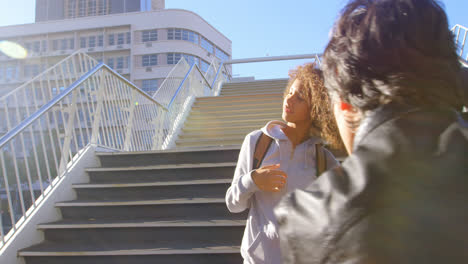 Modelo-Femenino-Posando-Para-Una-Sesión-De-Fotos-En-La-Calle-De-La-Ciudad-4k