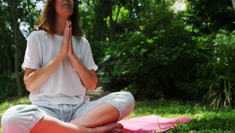 Mujer-Madura-Realizando-Yoga-En-El-Parque-4k