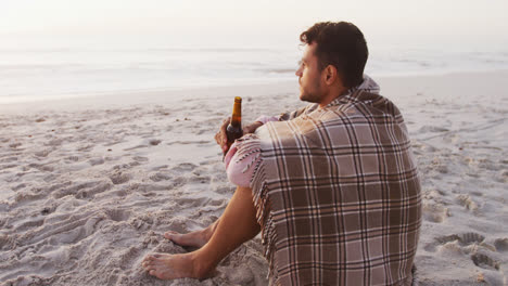 Retrato-De-Un-Hombre-Caucásico-Disfrutando-Del-Tiempo-En-La-Playa