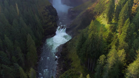 Fluss-Fließt-Durch-Grüne-Klippe-4k