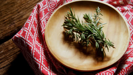 Fresh-rosemary-in-wooden-plate-4k