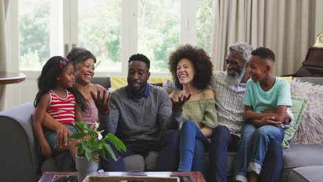 Familia-Feliz-Pasando-Tiempo-Juntos-En-Casa