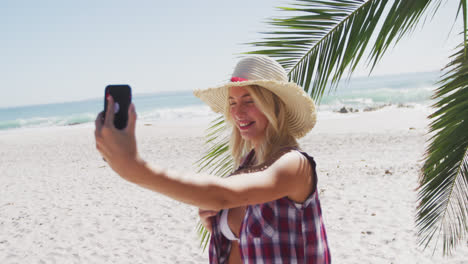 Porträt-Einer-Kaukasischen-Frau,-Die-Ein-Selfie-Am-Strand-Macht