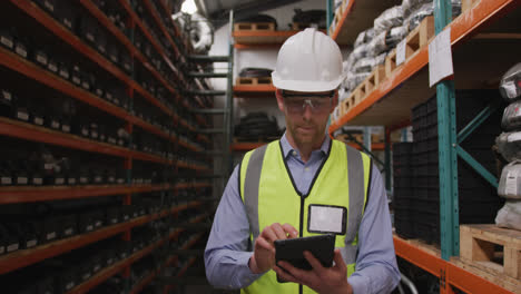 Trabajador-De-Fábrica-Caucásico-En-Una-Fábrica-Usando-Un-Chaleco-De-Alta-Visibilidad-Usando-Una-Tableta