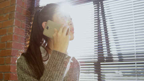 Ejecutiva-Femenina-Hablando-Por-Teléfono-Móvil-En-La-Oficina-4k