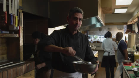 Hombre-Caucásico-Cocinando-En-La-Cocina