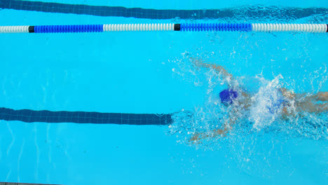 Erhöhte-Ansicht-Einer-Jungen-Schwimmerin,-Die-Im-Pool-Schwimmt,-4k