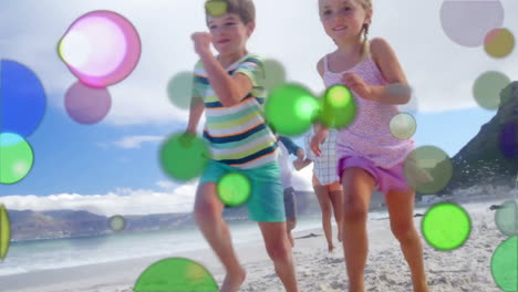 Sich-Bewegende-Farbige-Lichtpunkte-Mit-Der-Familie-Am-Strand