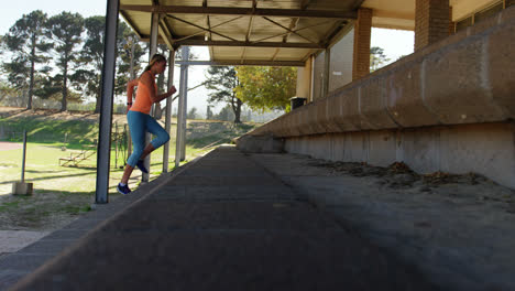 Vista-Lateral-De-Una-Atleta-Caucásica-Haciendo-Ejercicio-En-Las-Escaleras-Del-Recinto-Deportivo-4k