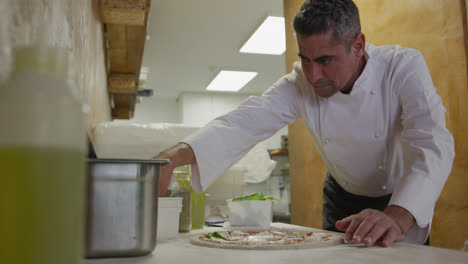 Hombre-Caucásico-Haciendo-Una-Pizza