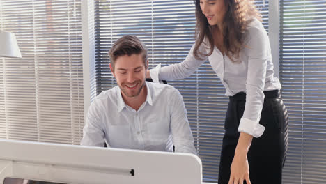 Colleagues-working-together-at-desk-4k