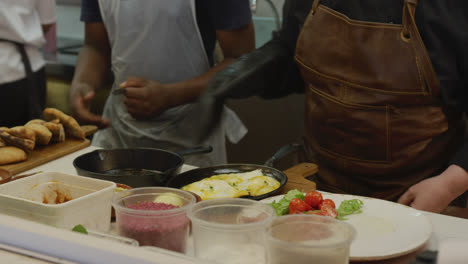 Mujer-Caucásica-Cocinando-En-La-Cocina