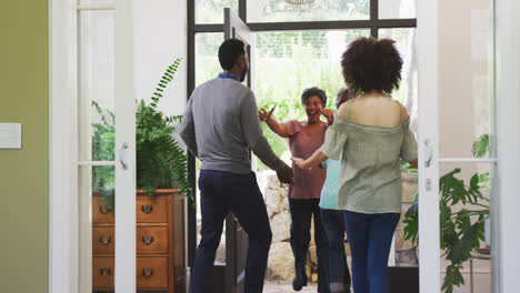 Familia-Feliz-Abrazándose-En-Casa