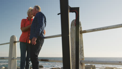 Una-Pareja-Mayor-Abrazándose-Junto-A-La-Playa