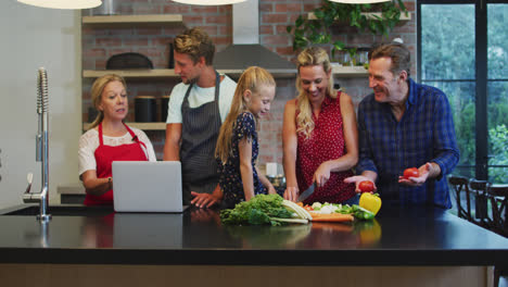 Familia-Feliz-Cocinando-Juntos-En-Casa-