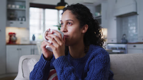 Frau-Mit-Gemischter-Abstammung-Sitzt-Auf-Der-Couch-Und-Trinkt-Kaffee