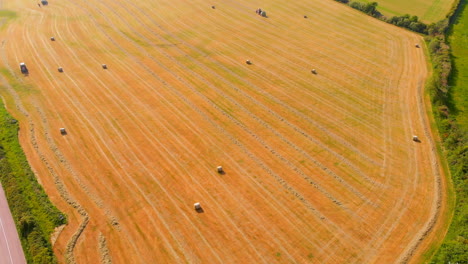 Schwere-Landwirtschaftliche-Maschinen-Bewegen-Sich-Auf-Einem-Landwirtschaftlichen-Feld-4k