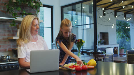 Großmutter-Und-Enkelin-Kochen-Zusammen